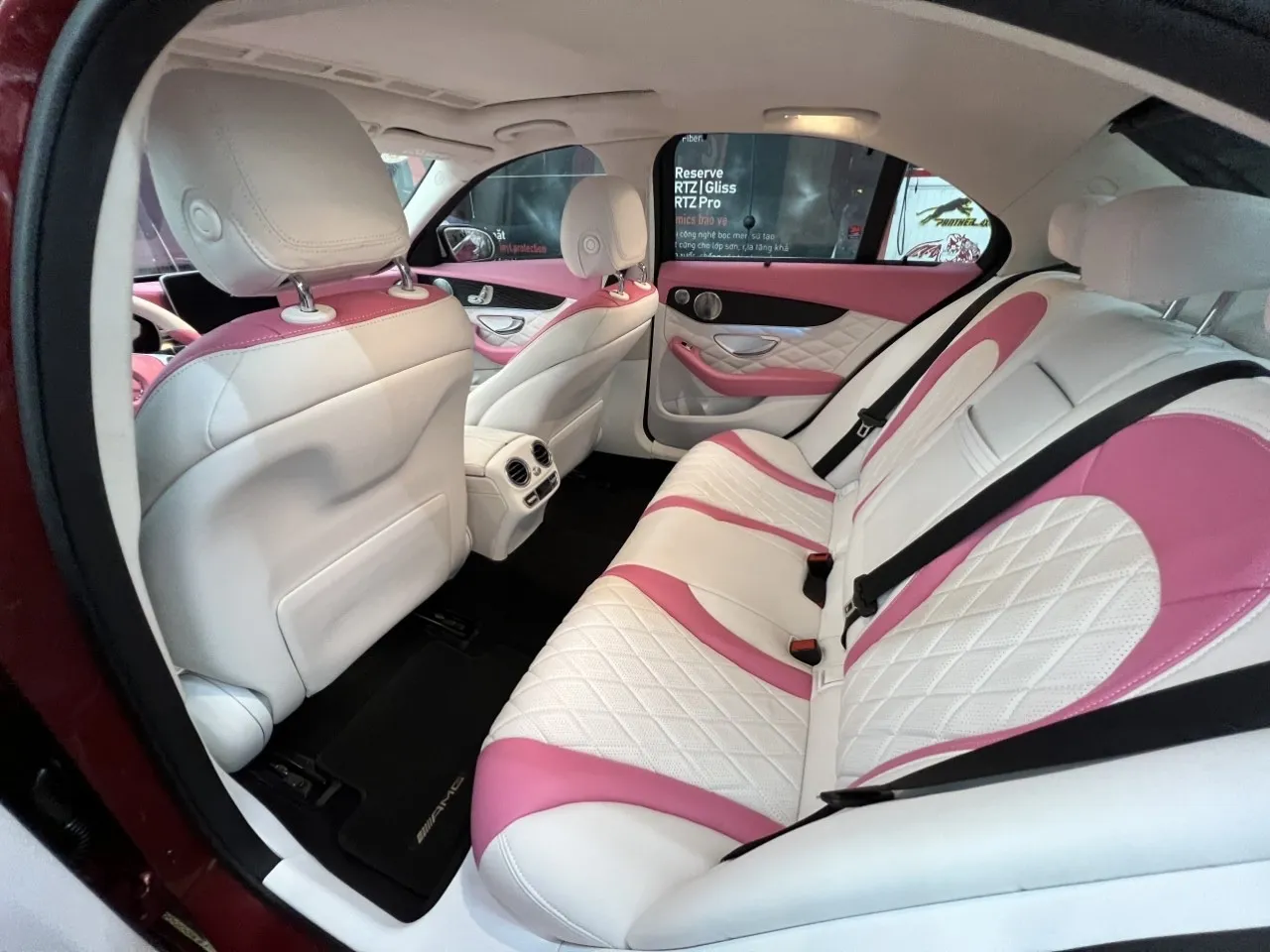 Nội thất Mercedes đổi màu trắng kem hồng
